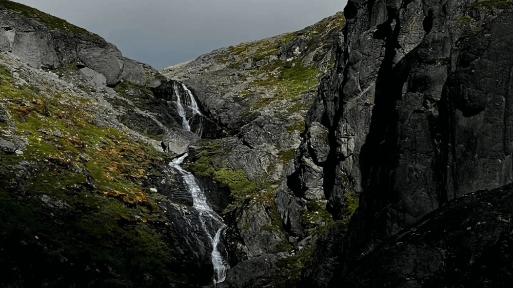 Vodopad_na_severe_Kolsky_poluostrov_enduro